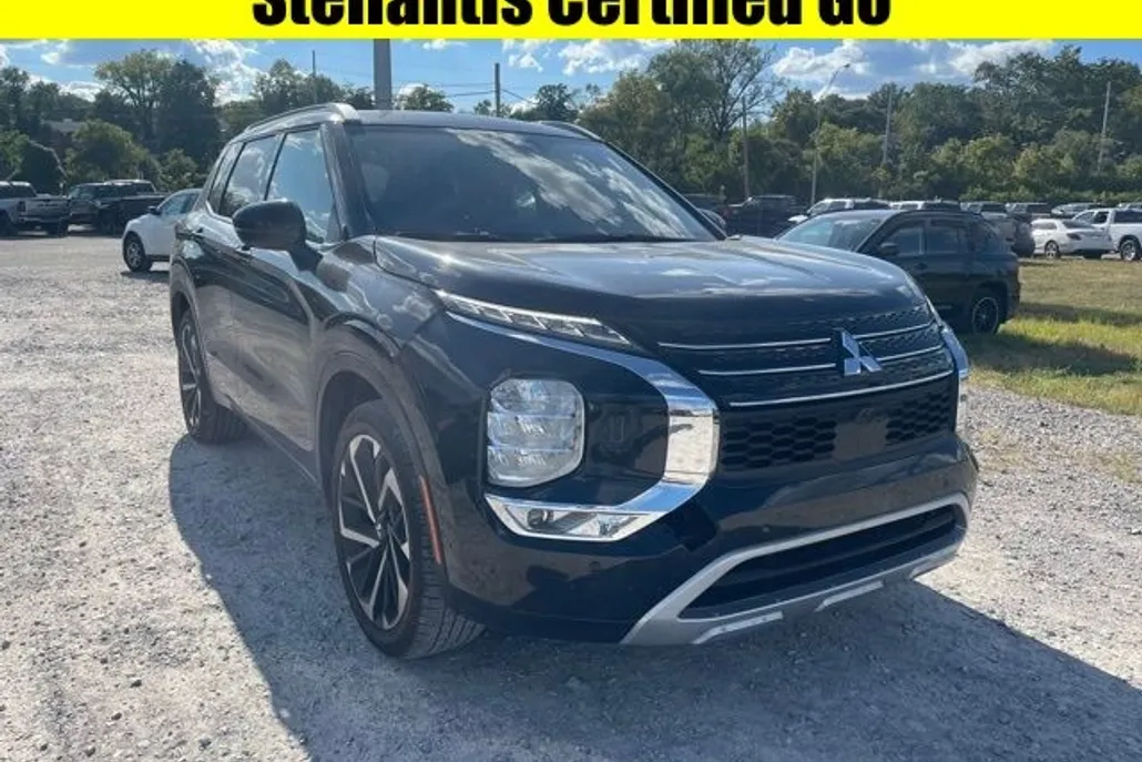 2024 Mitsubishi Outlander SEL photo 1