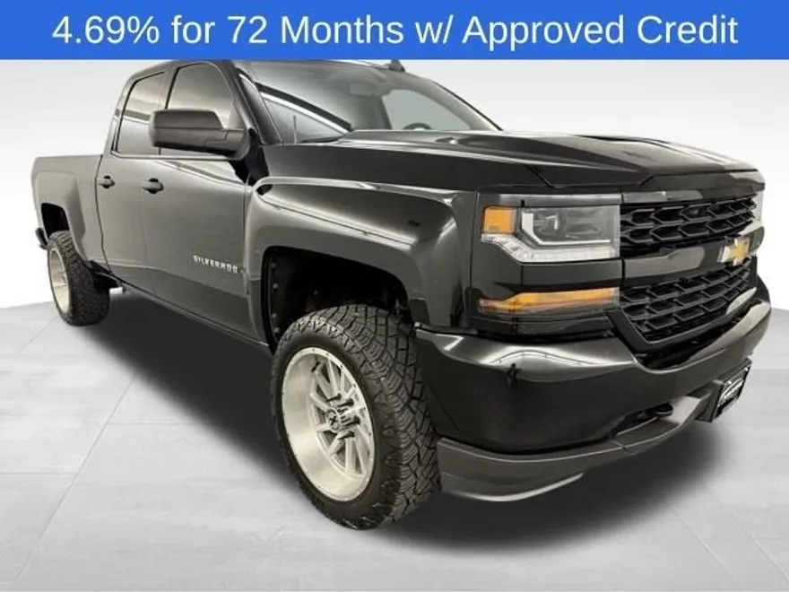2019 Chevrolet Silverado Custom photo 1