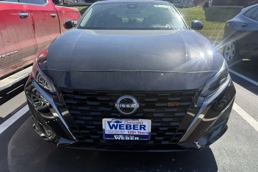 2024 Nissan Altima SR photo 1