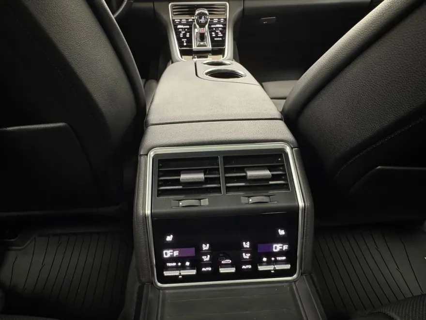 2023 Porsche Panamera 4 Platinum photo 24