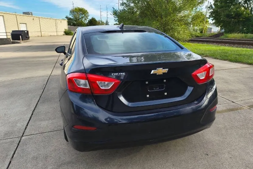 2016 Chevrolet Cruze LS photo 1