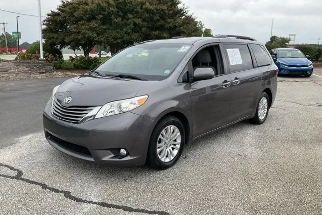 2017 Toyota Sienna XLE photo 1