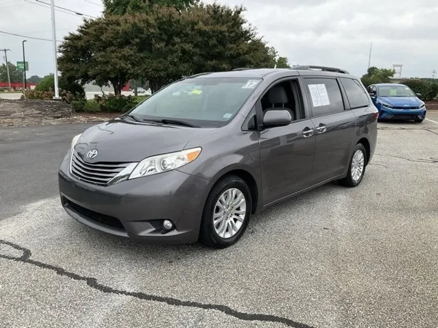 2017 Toyota Sienna XLE photo 1