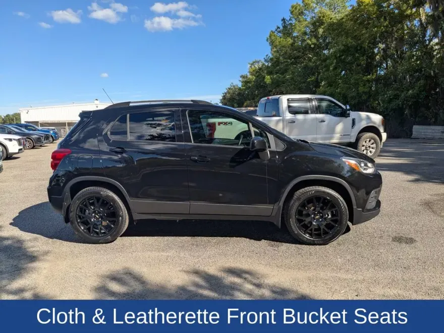2022 Chevrolet Trax LT photo 1