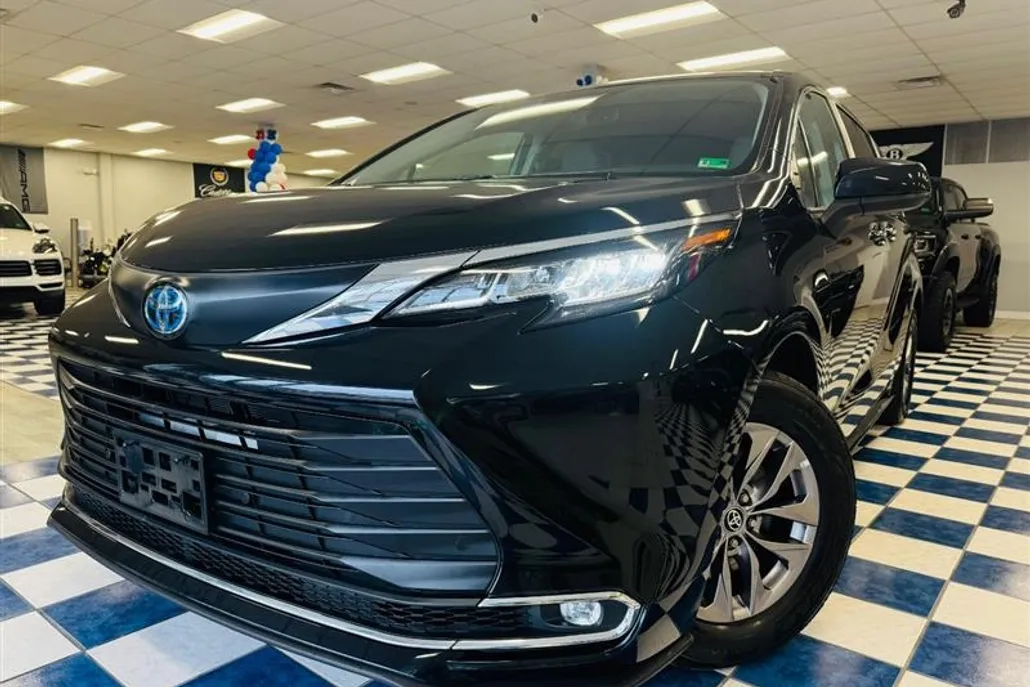 2023 Toyota Sienna XLE Hybrid photo 1