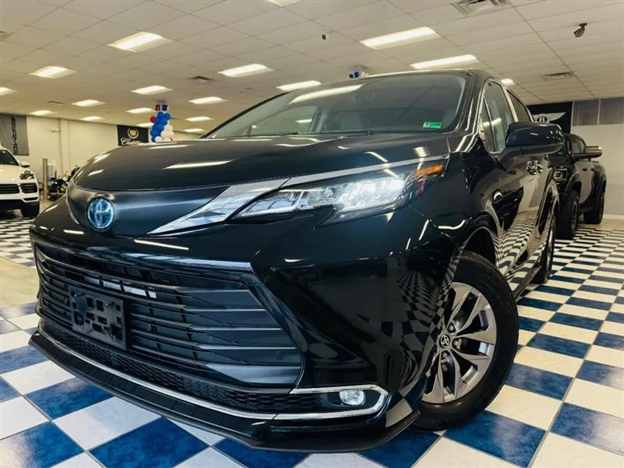 2023 Toyota Sienna XLE Hybrid photo 1