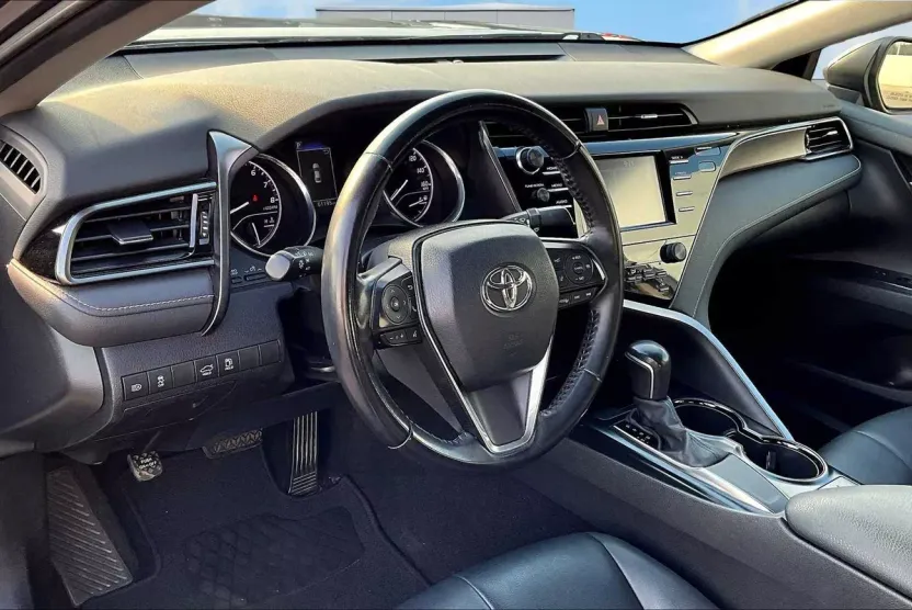 2020 Toyota Camry SE photo 1