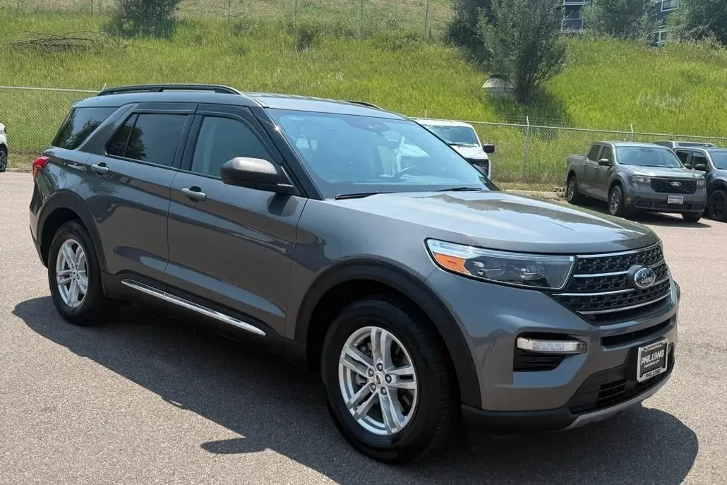 2023 Ford Explorer XLT photo 1