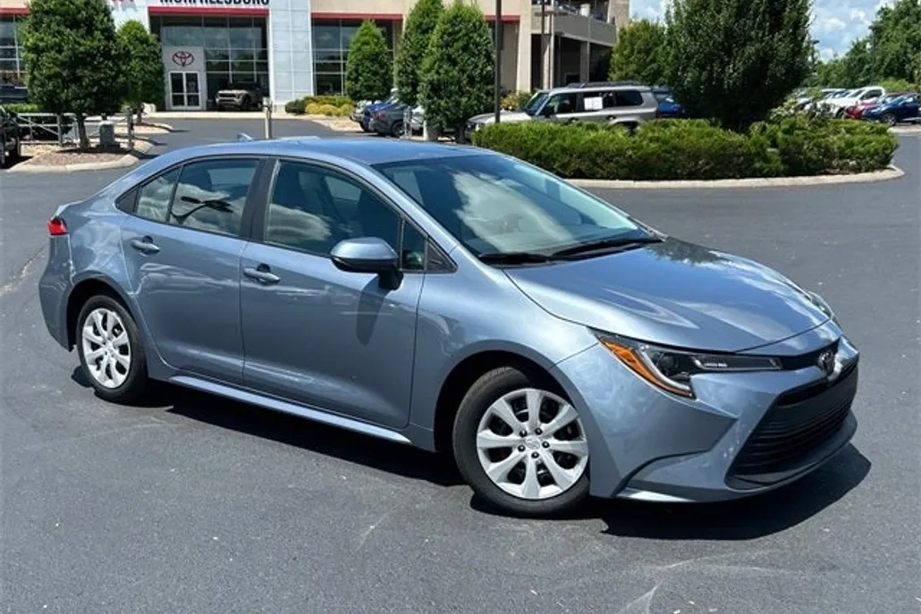 2025 Toyota Corolla LE photo 1