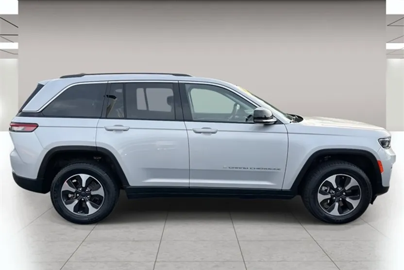 2023 Jeep Cherokee 4xe photo 1