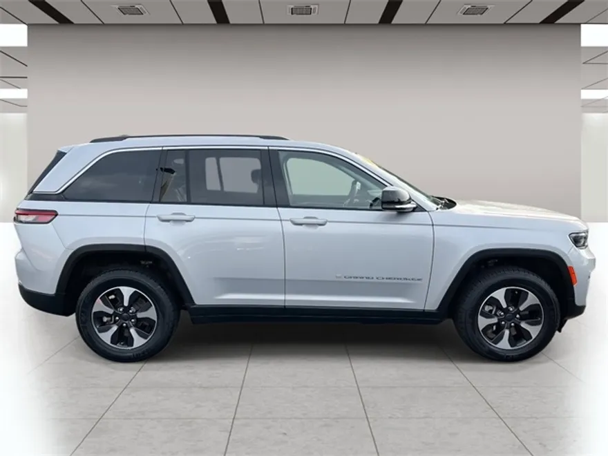 2023 Jeep Cherokee 4xe photo 1
