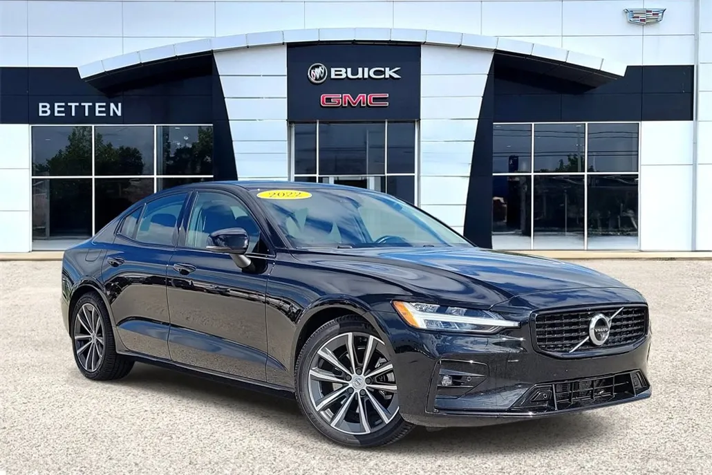 2022 Volvo S60 Momentum photo 1