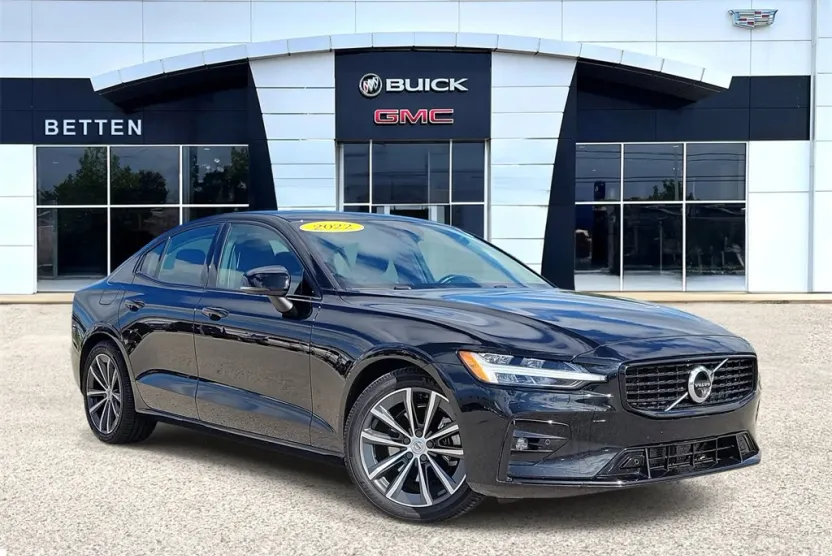 2022 Volvo S60 Momentum photo 1