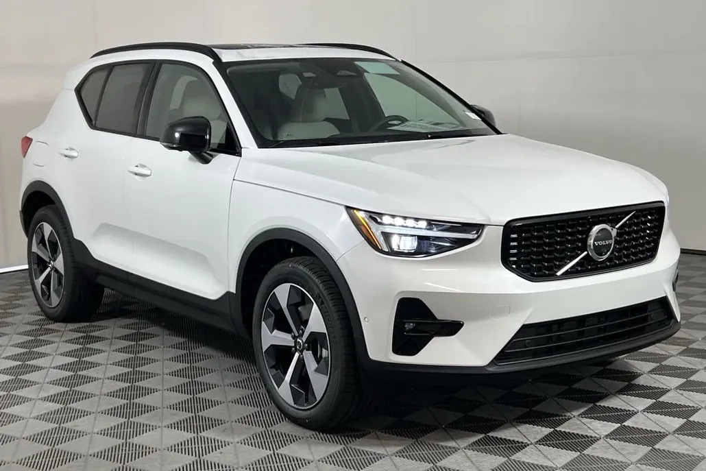 2026 Volvo XC40 Plus photo 1