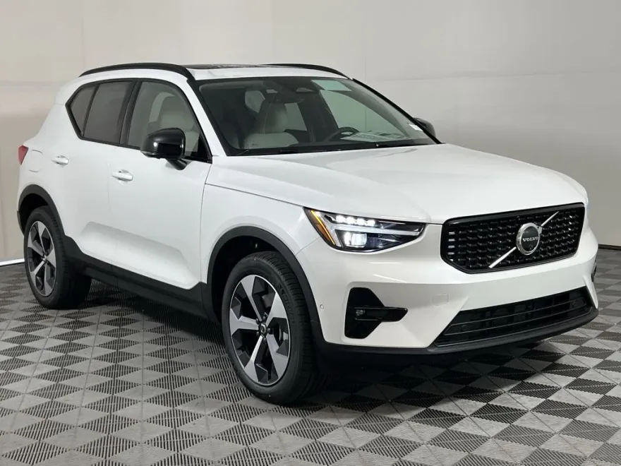 2026 Volvo XC40 Plus photo 1