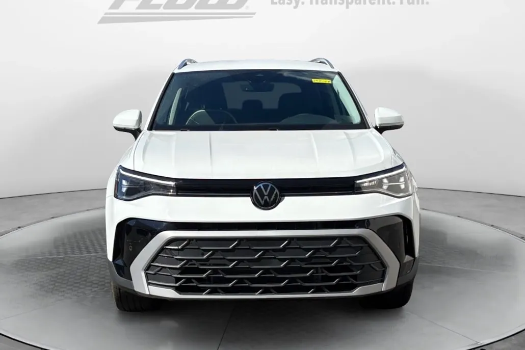 2025 Volkswagen Taos SE photo 1
