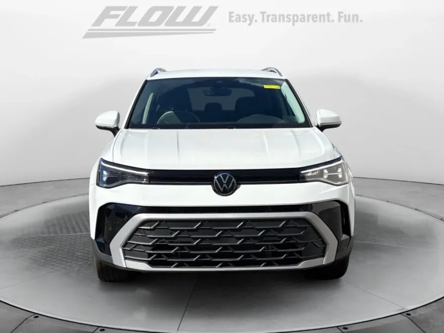 2025 Volkswagen Taos SE photo 1