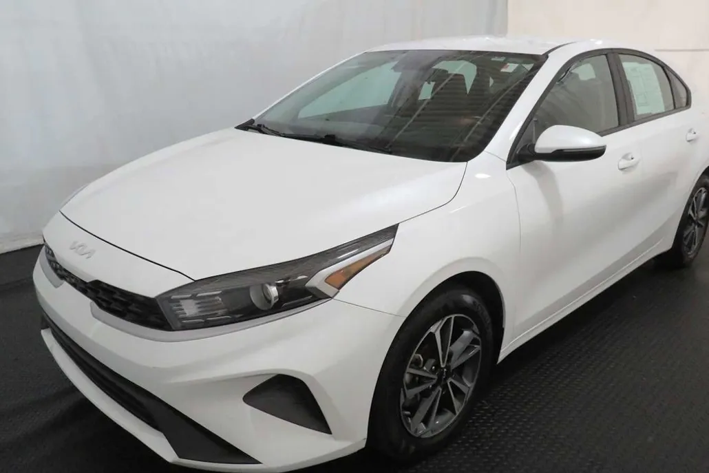 2023 Kia Forte LXS photo 1