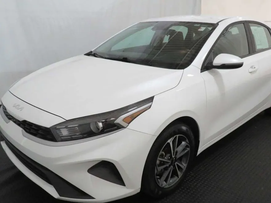 2023 Kia Forte LXS photo 1