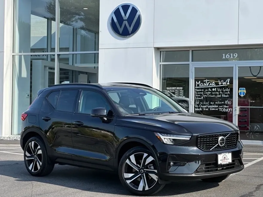 2025 Volvo XC40 Plus photo 1