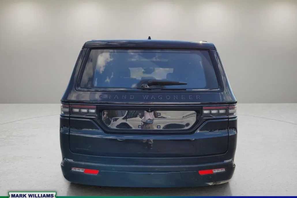 2023 Jeep Grand Wagoneer II photo 1