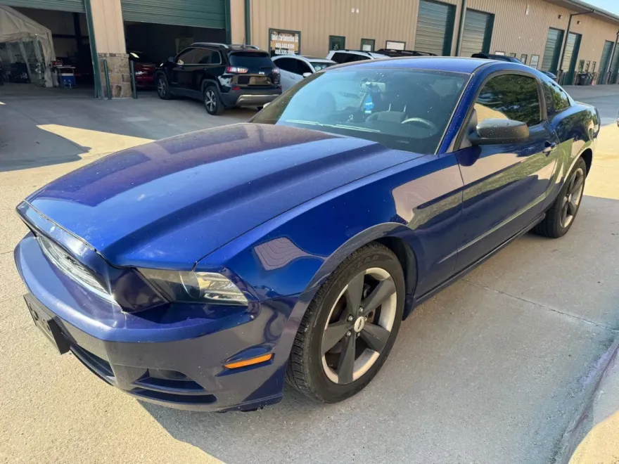 2013 Ford Mustang V6 photo 1