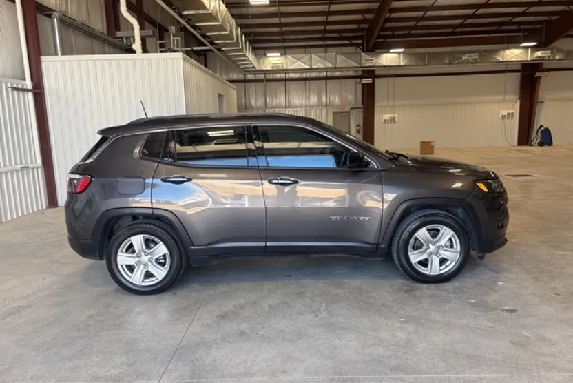 2022 Jeep Compass Latitude photo 1