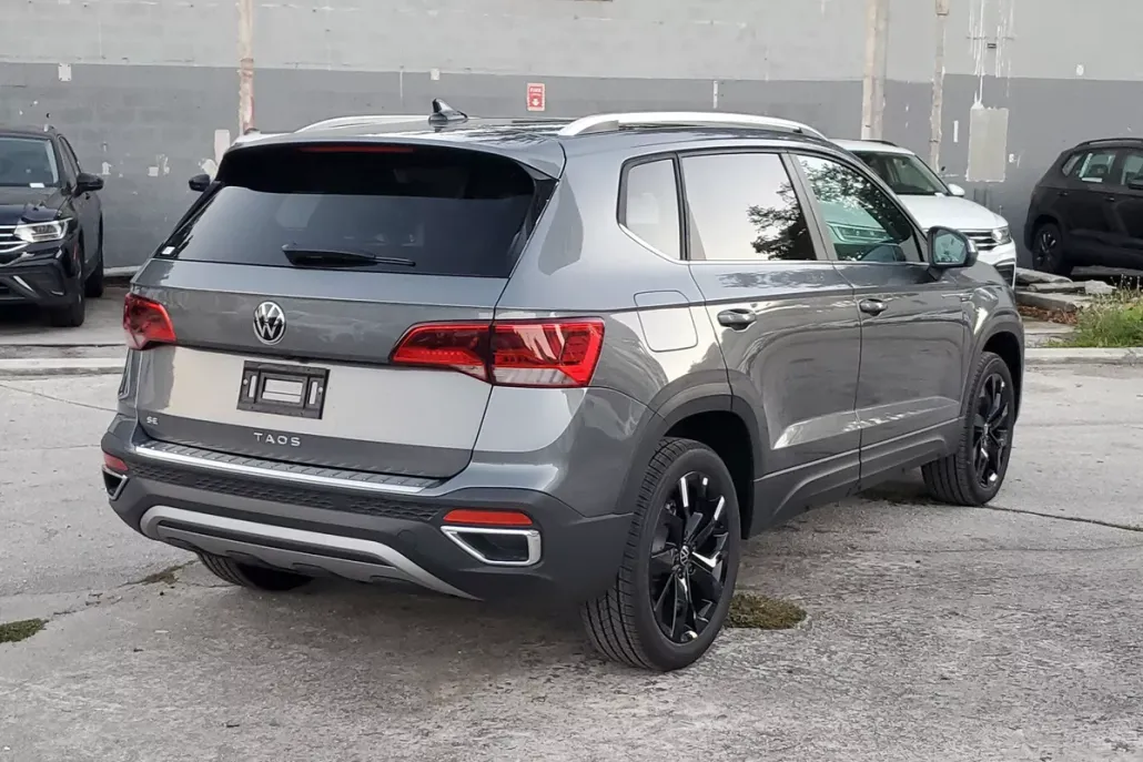 2024 Volkswagen Taos SE photo 1