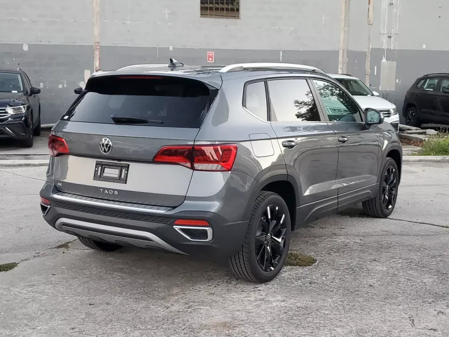 2024 Volkswagen Taos SE photo 1
