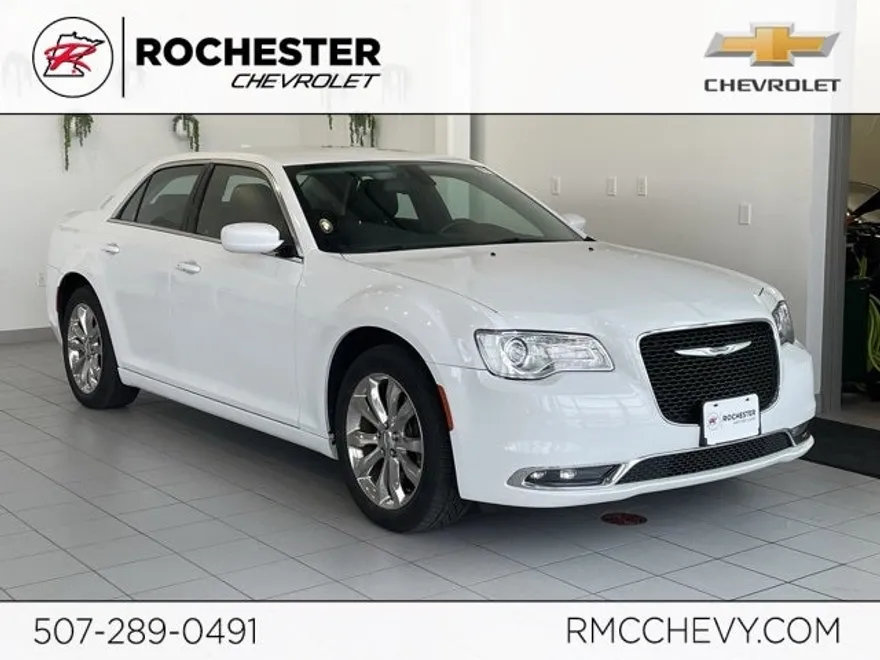 2020 Chrysler 300 Touring photo 1