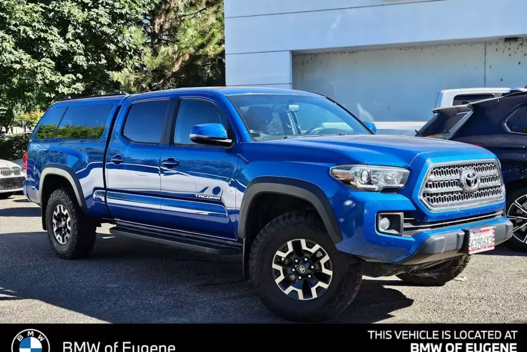 2017 Toyota Tacoma TRD photo 1