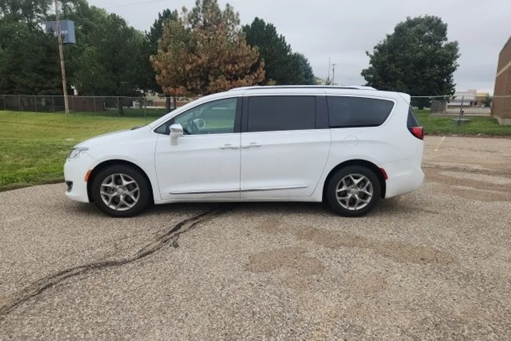 2018 Chrysler Pacifica Limited photo 1