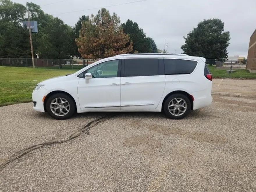 2018 Chrysler Pacifica Limited photo 1