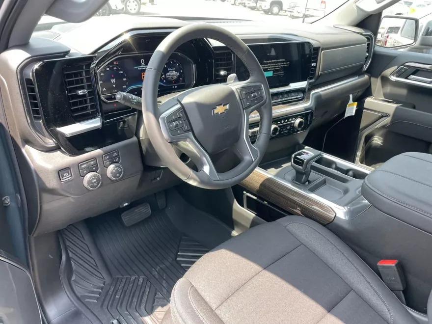 2025 Chevrolet Silverado 1500 LT photo 1