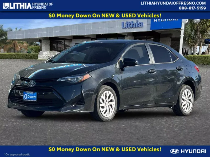 2019 Toyota Corolla LE photo 1