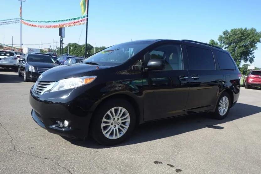 2023 Toyota Sienna XLE photo 1