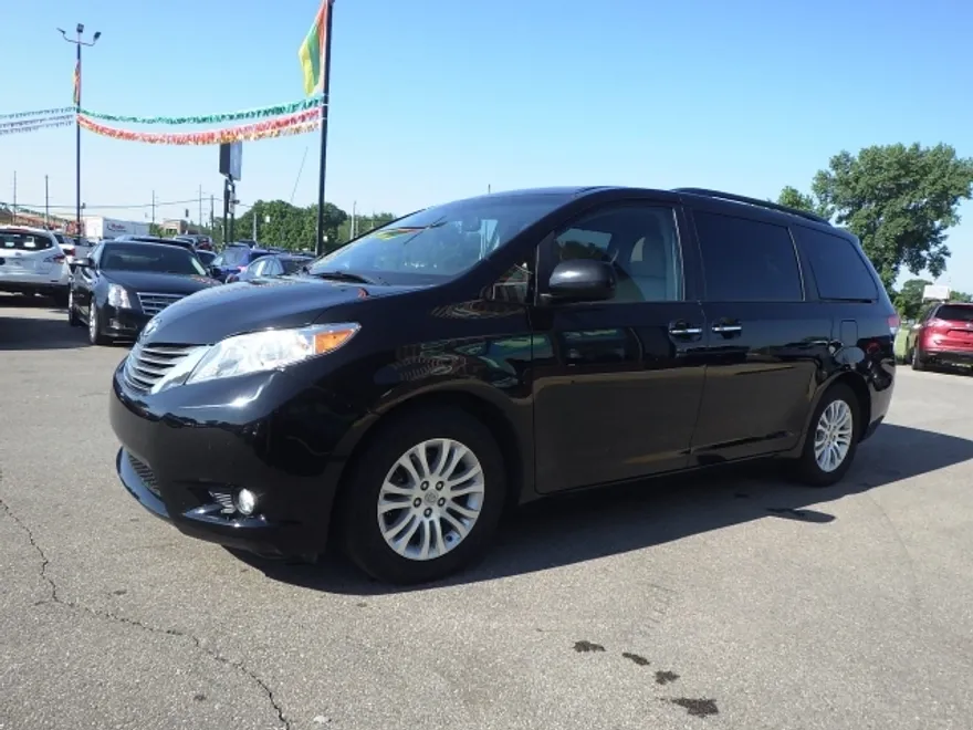 2023 Toyota Sienna XLE photo 1