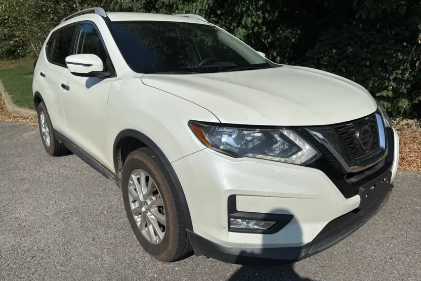 2018 Nissan Rogue SV photo 1