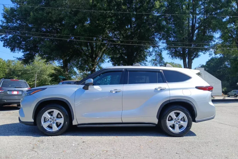 2022 Toyota Highlander L photo 1