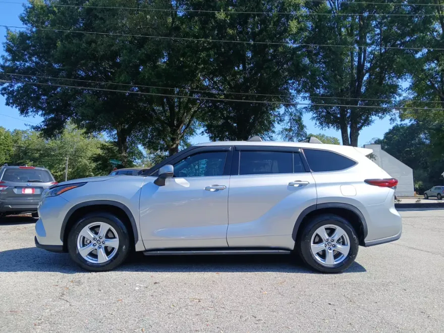 2022 Toyota Highlander L photo 1