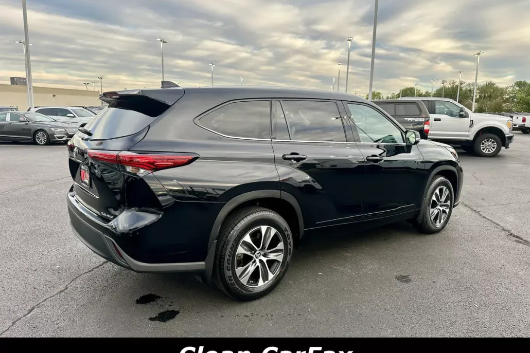 2022 Toyota Highlander XLE photo 1