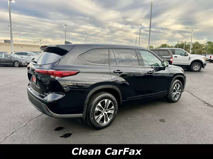 2022 Toyota Highlander XLE photo 1
