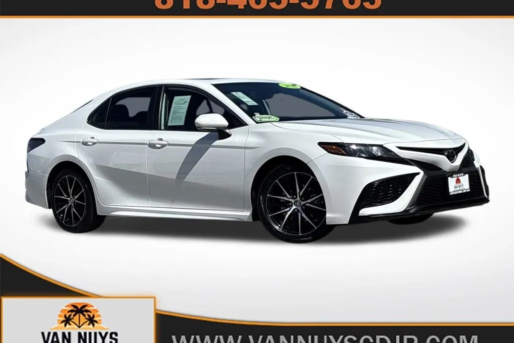 2022 Toyota Camry SE photo 1