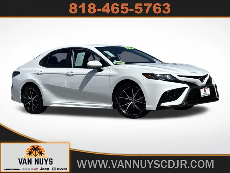 2022 Toyota Camry SE photo 1