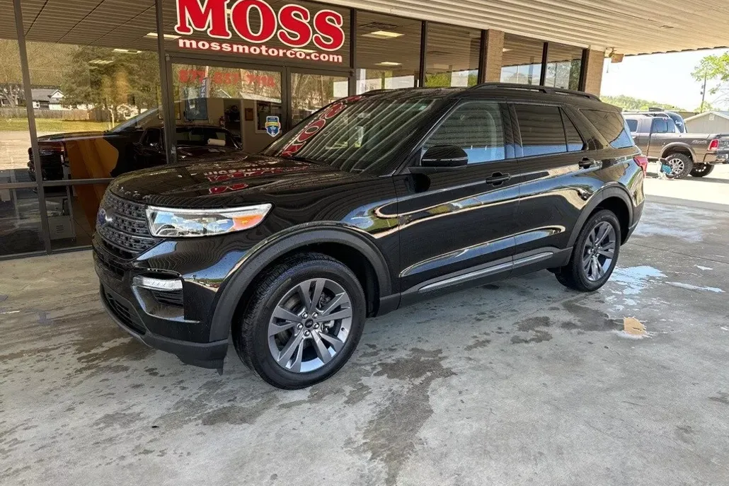 2023 Ford Explorer XLT photo 1