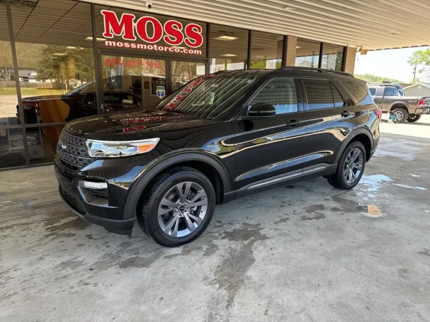 2023 Ford Explorer XLT photo 1