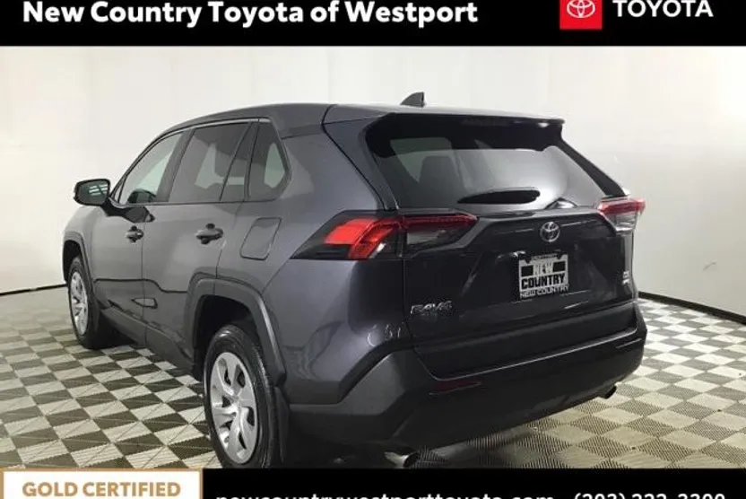 2022 Toyota RAV4 LE photo 1