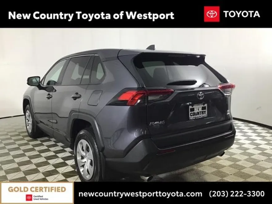 2022 Toyota RAV4 LE photo 1