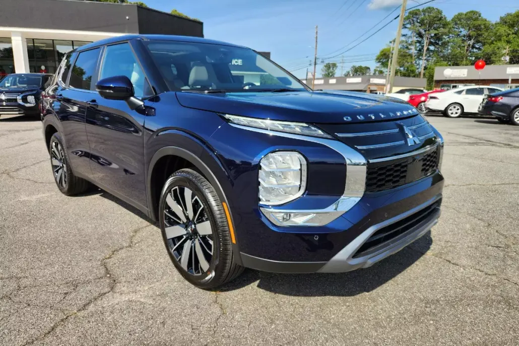 2025 Mitsubishi Outlander SE photo 1
