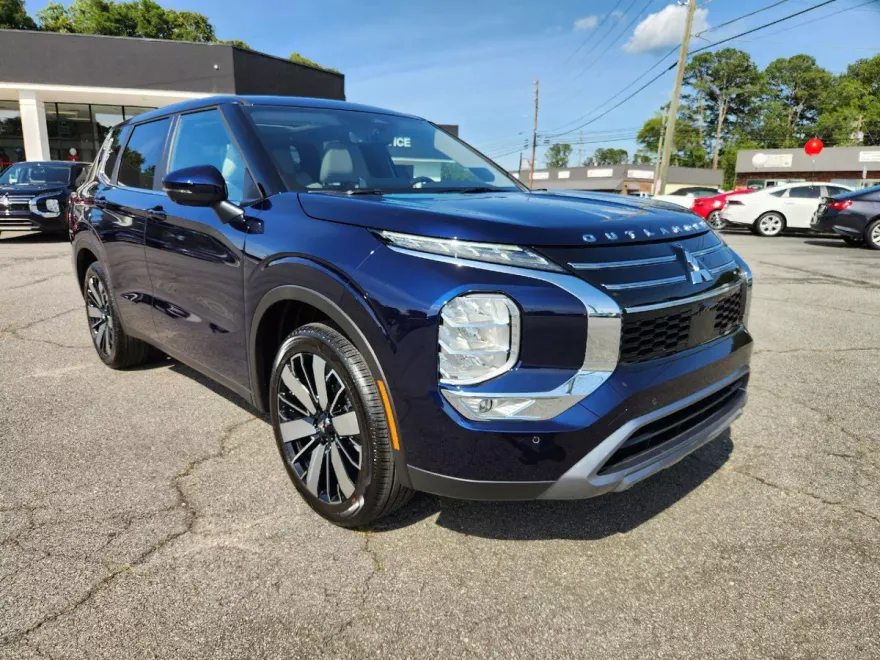 2025 Mitsubishi Outlander SE photo 1